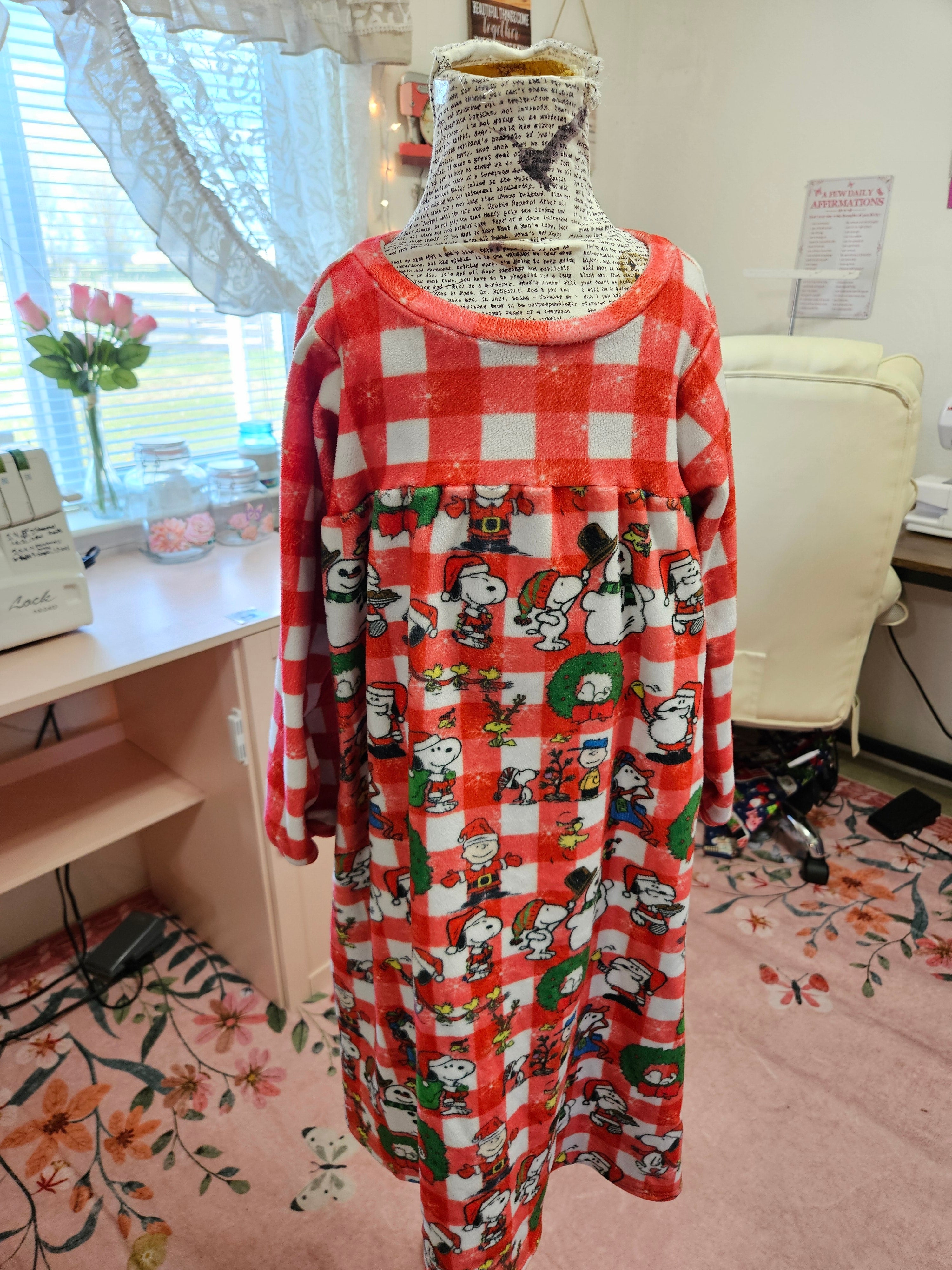 GIRL'S Christmas Red Gingham Snoopy Stretch Plush Nightgown 4T+